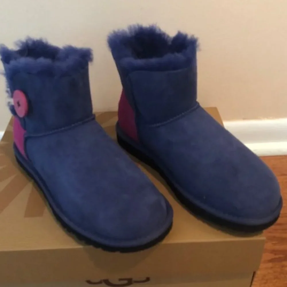 UGG Mini Bailey Button Shearling Boots. Real sheepskin boot. Size: 3